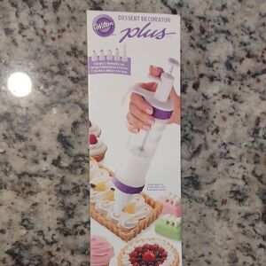 Wilton Dessert Decorator with Purple Trim
